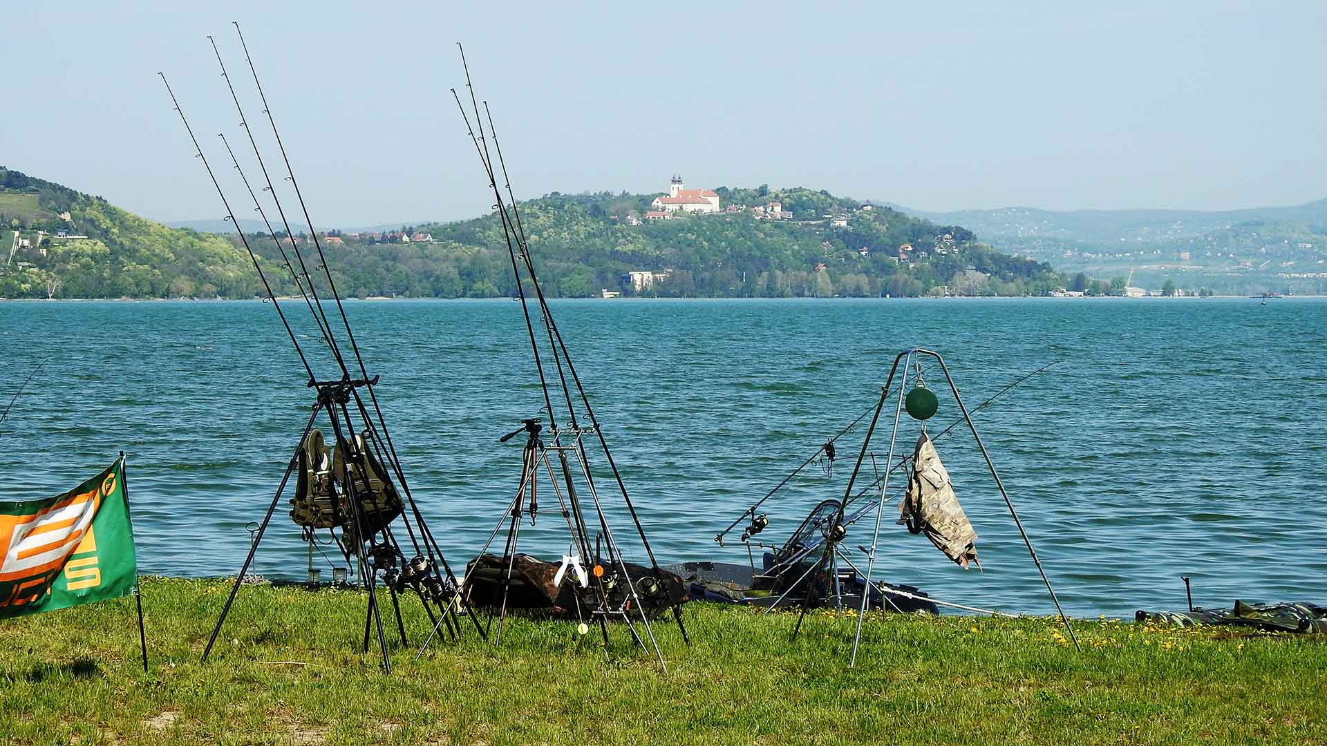 A part, a panorámás kilátással a vízre, a horgászok egyik kedvenc helye