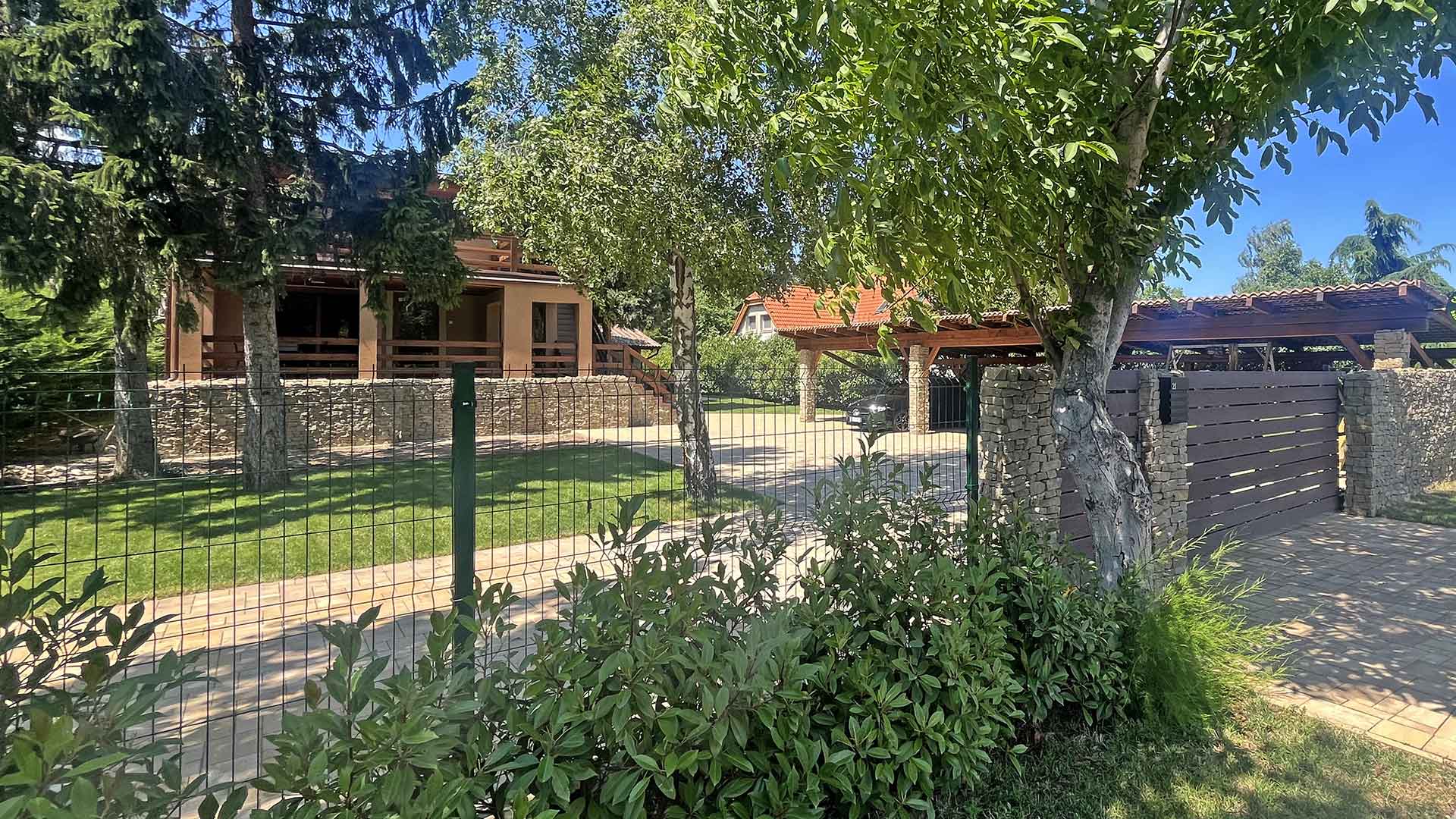 Az egész privát horgásztanya vadonatúj és kulturált