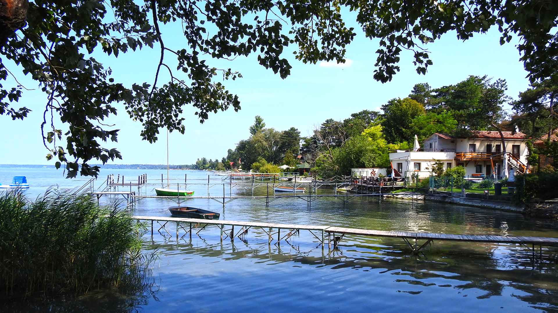 Vízparti nyaraló, a Balaton déli partján eladó.