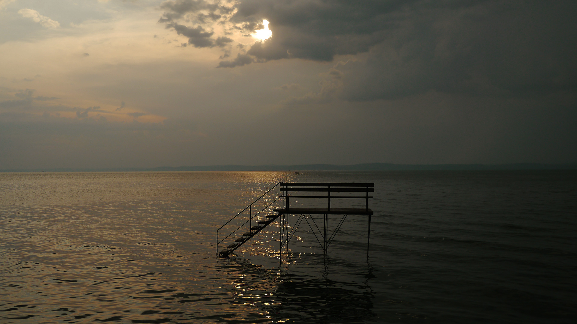 Eladó vízparti üdülő, a Balaton déli partján.