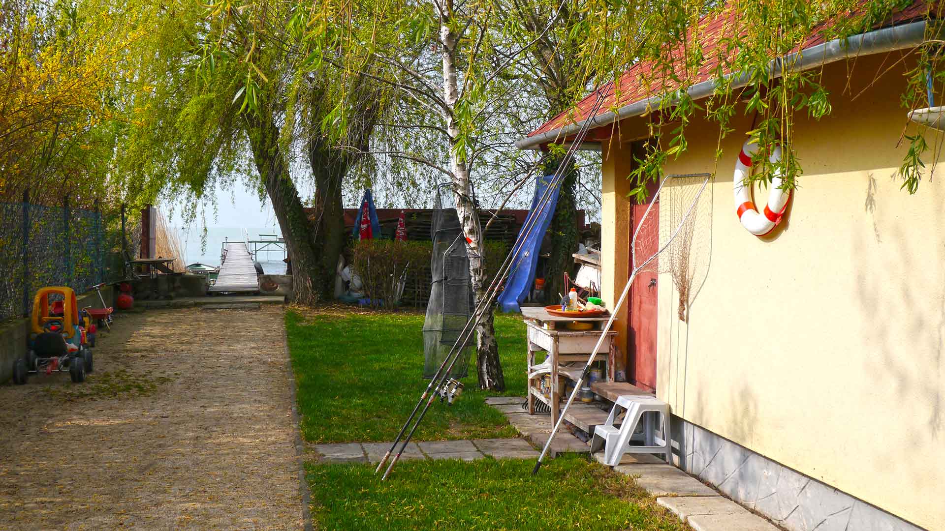 Közvetlen vízparti nyaraló, saját stéggel, a Balaton keleti partján eladó.