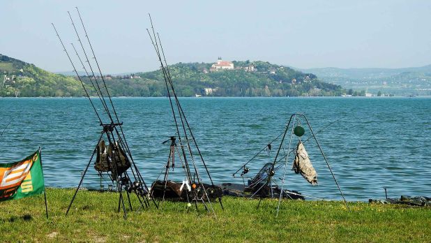 A part, a panorámás kilátással a vízre, a horgászok egyik kedvenc helye