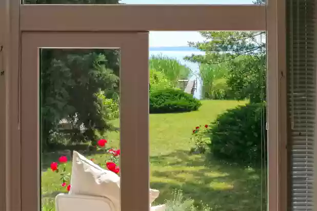 A nyaraló Balatonra néző ablakaiból, festői szépségű napfelkelték élvezhetők