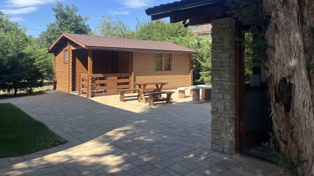 A képen látható apartman, egy a boronafalas faház